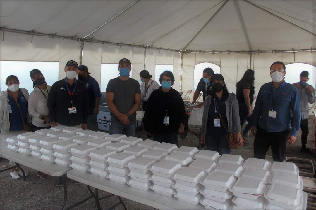 Ciudadanos dotaron de alimentos a personal médico en jornada de vacunación