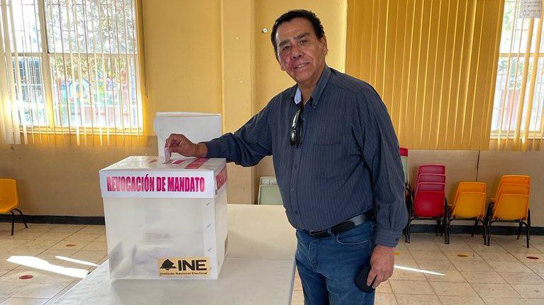 “Acudimos a hacer historia”: vota Martín Chaparro en Revocación