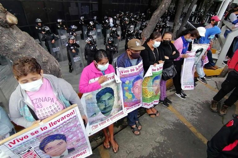 Protestan normalistas de Ayotzinapa frente a la FGR