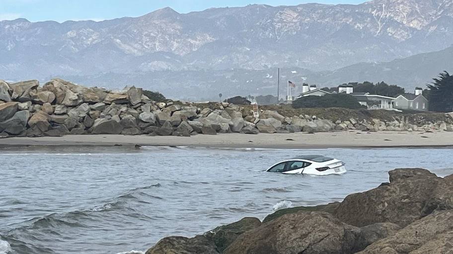 Un Tesla Model 3 a la deriva en el mar generó misterio en la costa
