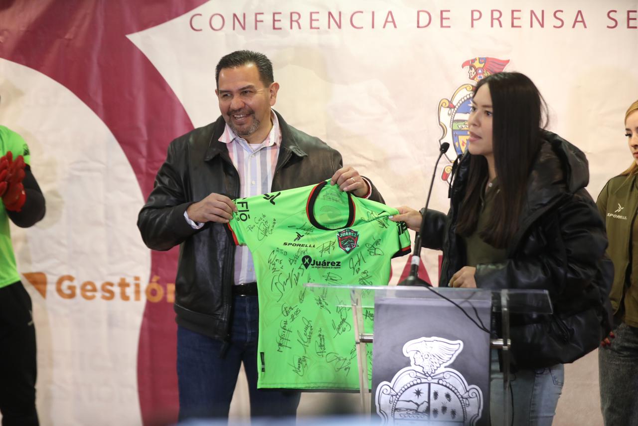 Obsequian camiseta las Bravas al Presidente Pérez Cuéllar
