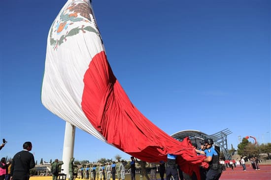Rinden SEDENA, Estado y Municipio honores a la bandera mexicana por su día