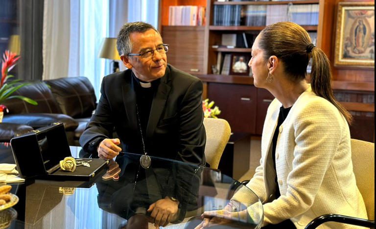 Sheinbaum entrega regalo bendecido por el Papa Francisco a rector de la Basílica