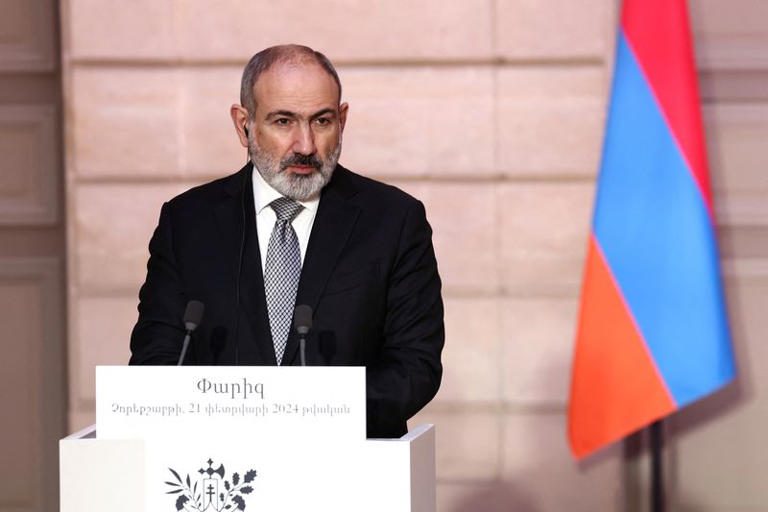 El primer ministro armenio dice que debe devolver las zonas en disputa a Azerbaiyán o habrá guerra
