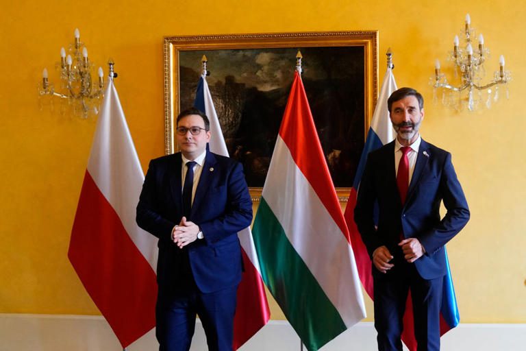 Hungría y Eslovaquia ratifican negativa a enviar armas a Ucrania
