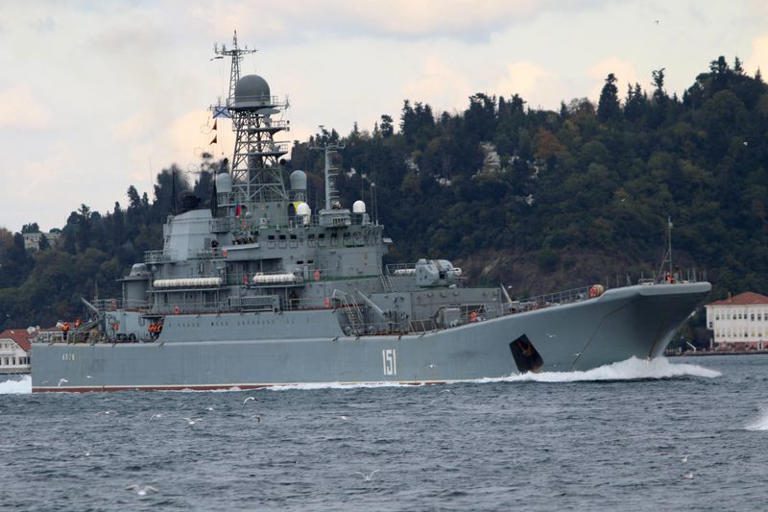Ucrania dice que alcanzó a dos buques de guerra rusos en ataques contra Crimea