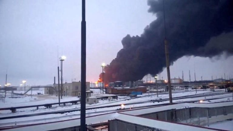 Drones ucranianos dañan refinerías petroleras rusas en su segundo día de ataques